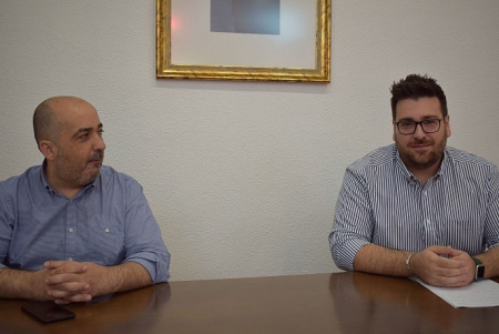 El concejal de Fiestas Juan José Martínez y el técnico de Cultura, José Antonio Medina en rueda de prensa (AYTO. ALBOLOTE) 
