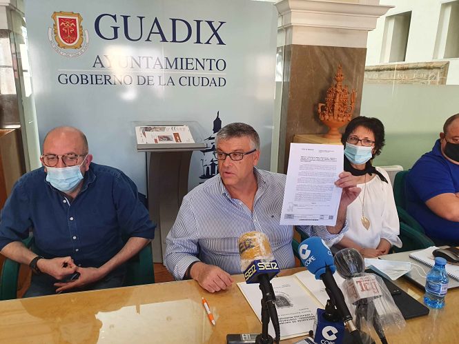 Jesús Lorente muestra la autorización de la Junta (AYTO. GUADIX)