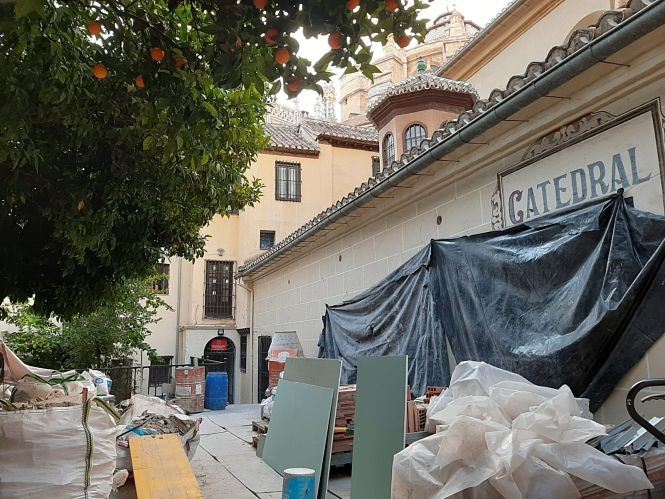 Vista exterior de los trabajos en el edificio adyacente a la Catedral de Granada (EUROPA PRESS) 