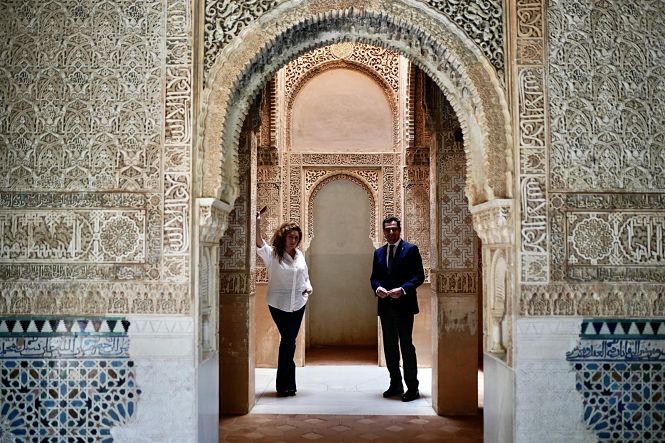 Estrella Morente junto al presidente de la Junta, Juanma Moreno, en la Alhambra (JUNTA DE ANDALUCÍA)
