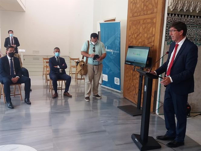 El vicepresidente de la Junta, Juan Marín, interviene en presencia del alcalde de Granada, Luis Salvador, y su edil de Turismo, Manuel Olivares (EUROPA PRESS) 