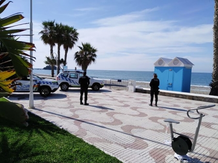 Control de la Policia Local de ALmuñécar en el Paseo de San Cristobal (AYTO. ALMUÑÉCAR)