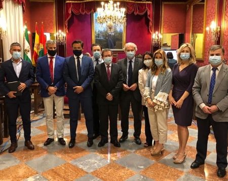 Foto de familia tras la aprobación del presupuesto (AYUNTAMIENTO GRANADA)