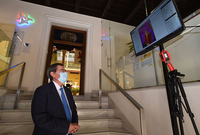 El presidente de Diputación, José Entrena junto a la cámara termográfica (DIPUTACIÓN)