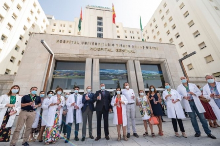Pablo García junto a los sanitarios tras la entrega de las botellas (JUNTA) Pablo García junto a los sanitarios tras la entrega de las botellas (JUNTA)