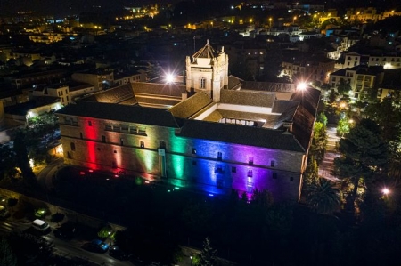 Hospital real iluinado con la bandera Arco iris (UNIVERSIDAD)