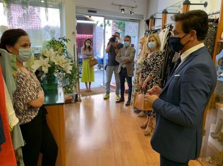 Luis Salvador durante la visita a un comercio (AYUNTAMIENTO DE GRANADA)