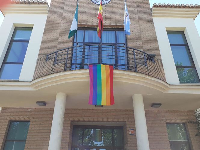 Bandera Arco Iris en el Ayuntamiento de Vegas del Genil (AYTO. VEGAS DEL GENIL) 
