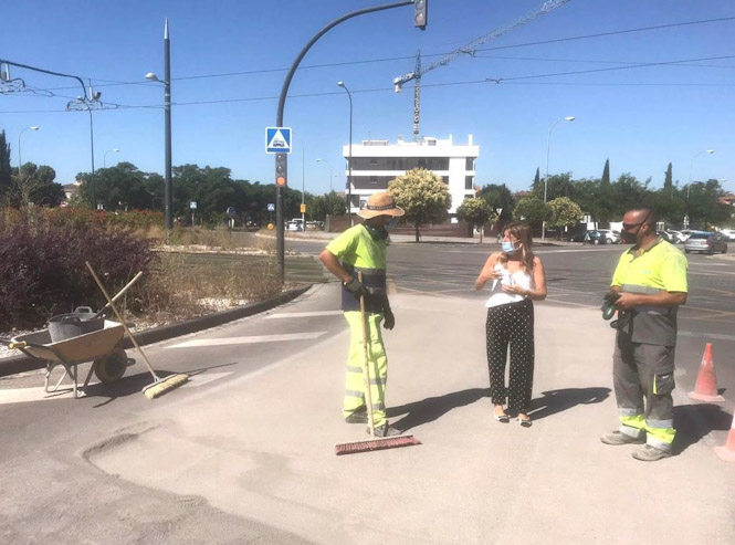 La edil Eva Martín revisando los trabajos (AYUNTAMIENTO DE GRANADA) 
