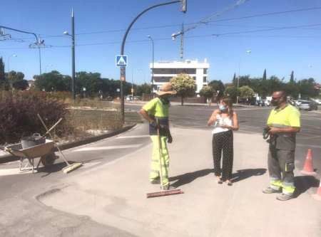 La edil Eva Martín revisando los trabajos (AYUNTAMIENTO DE GRANADA) La edil Eva Martín revisando los trabajos (AYUNTAMIENTO DE GRANADA)