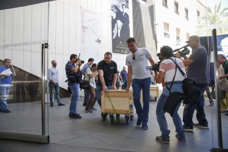 Llegada del archivo histórico que conforma el grueso del legado de Federico García Lorca a Granada (ÁLEX CÁMARA/EUROPA PRESS) 