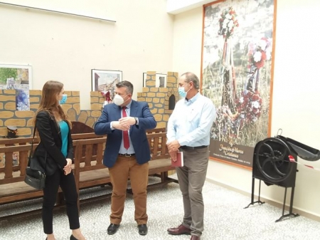 Imagen de la reunión de la Delegada de empleo con el Alcalde de Quentar (JUNTA)