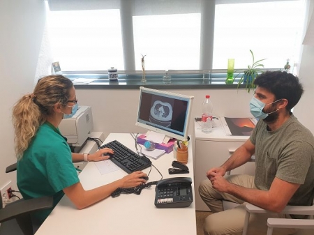 Un paciente en la consulta de neumologia (HUSC) Un paciente en la consulta de neumologia (HUSC)