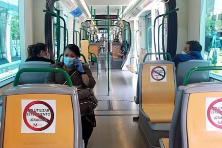 Viajeros en el Metro de Granada (JUNTA)