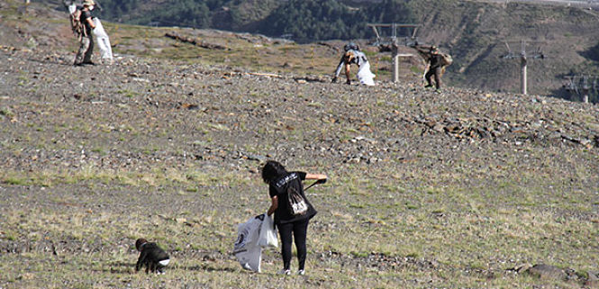 Voluntarios recogiendo la basura (CETURSA)