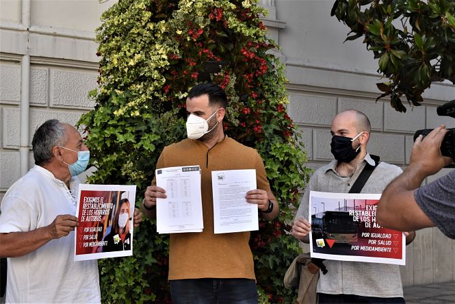Miembros de IU reclamando el transporte pùblico (IU)