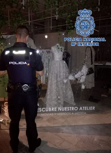 Estado en que quedó el escaparate (POLICIA NACIONAL)