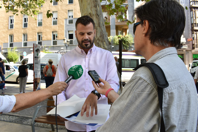 Jesús Fernández atiende a los medios (IU)