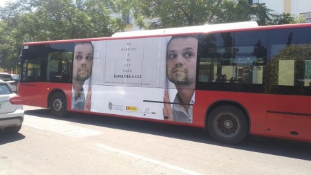 Un autobús urbano con la imagen de la campaña (AYUNTAMIENTO GRANADA) 