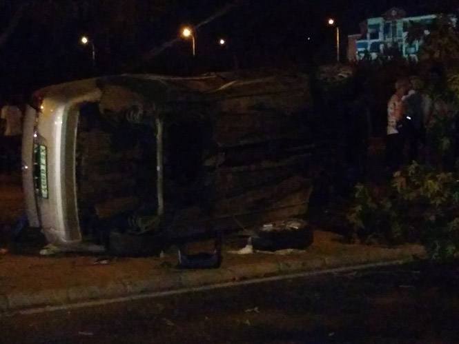 Imagen del coche volcado en Salobreña (GRN)