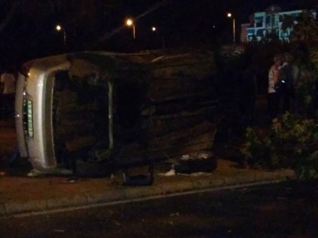 Imagen del coche volcado en Salobreña (GRN)