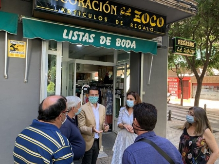 Imagen de la visita a los comercios (PSOE)
