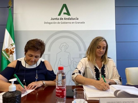 Imagen de la firma del convenio (JUNTA)