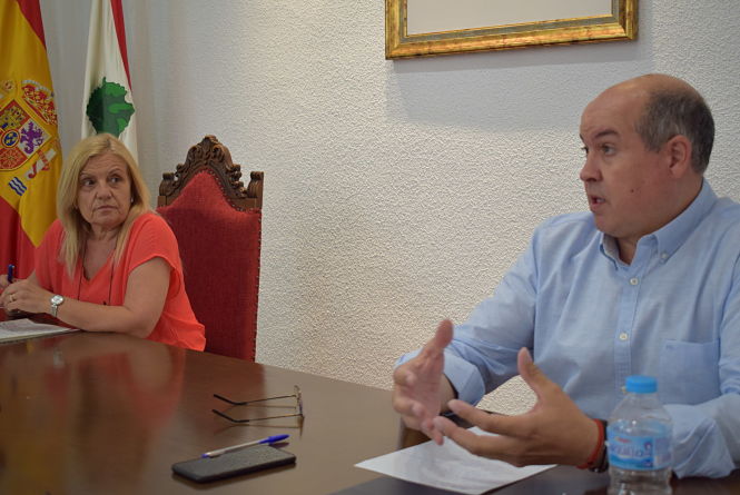 La concejala de Educación, María del Carmen Calderay y el concejal de Obras y Servicios, José Miguel Rodríguez en rueda de prensa (AYTO. ALBOLOTE)