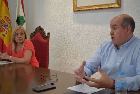 La concejala de Educación, María del Carmen Calderay y el concejal de Obras y Servicios, José Miguel Rodríguez en rueda de prensa (AYTO. ALBOLOTE)