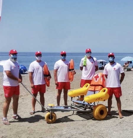Miembros de la Cruz Roja con la silla para el baño adaptado (AYTO. MOTRIL)
