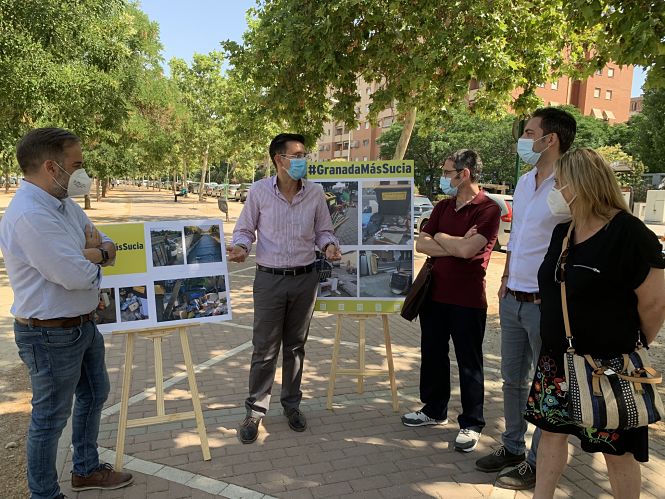 Miembros del PSOE han visitado la Calle Joaquina Eguaras (PSOE)
