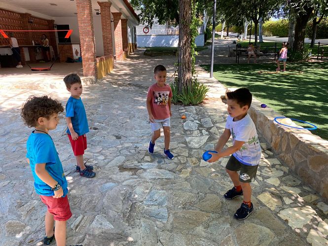 Menores divirtiéndose en la Escuela de Verano (AYTO. HUÉTOR TÁJAR) 