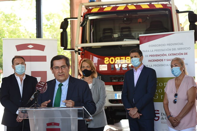 Visita de José ENtrena al Parque de bomberos de Motril (R. MARTÍNEZ / DIPGRA)