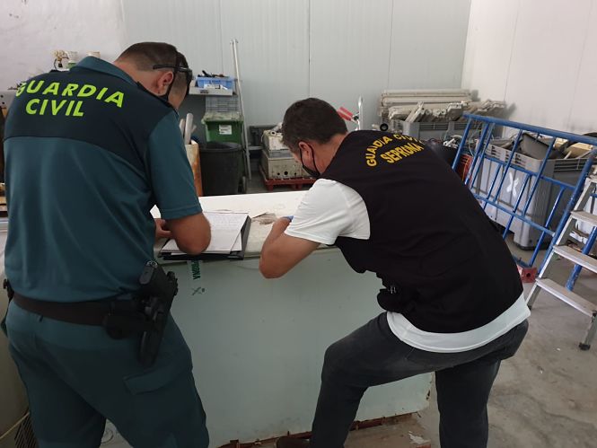 La Guardia Civil precinta el negocio (GUARDIA CIVIL) 
