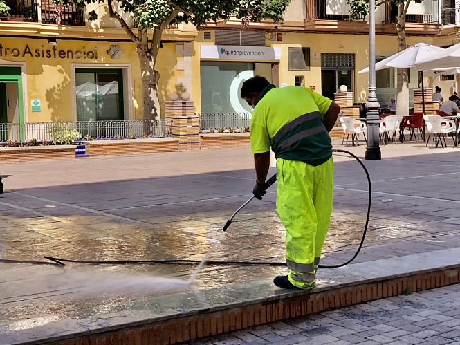 Un operario retira chicles de la vía pública (AYTO. MOTRIL) 