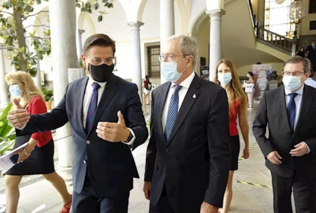 El alcalde de Granada, Luis Salvador, y el consejero de Economía, Conocimiento, Empresas y Universidad, Rogelio Velasco, en el Ayuntamiento de Granada (AYUNTAMIENTO DE GRANADA)