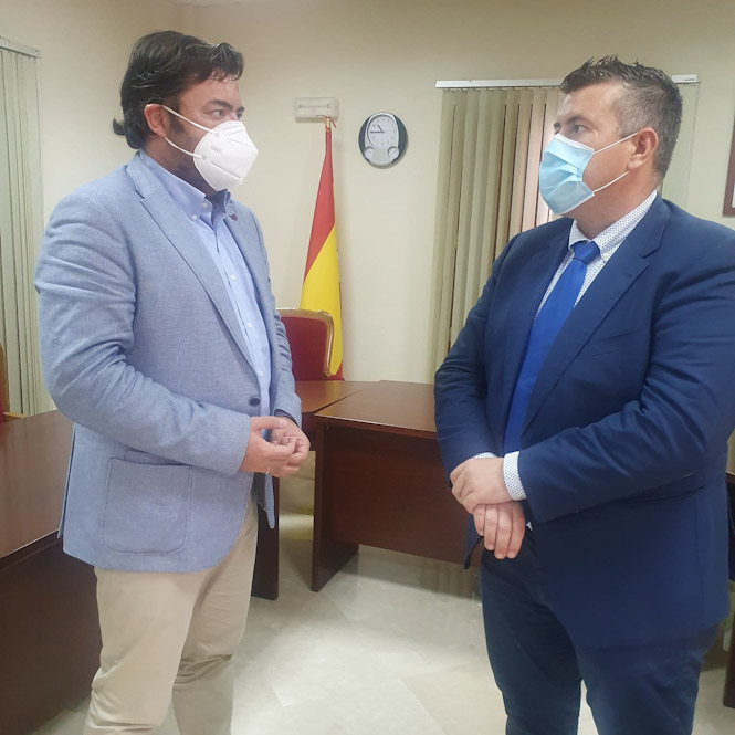 El director general de Administración Local, Joaquín López-Sidro, junto con el alcalde, Francisco José Martín (JUNTA) 