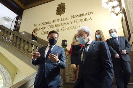 Visita del Consejero de Economía al Ayuntamiento de Granada (JAVIER ALGARRA / AYUNTAMIENTO) 