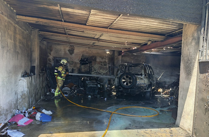 Un bombero en tareas de extinción del incendio (AYTO. ALMUÑÉCAR)
