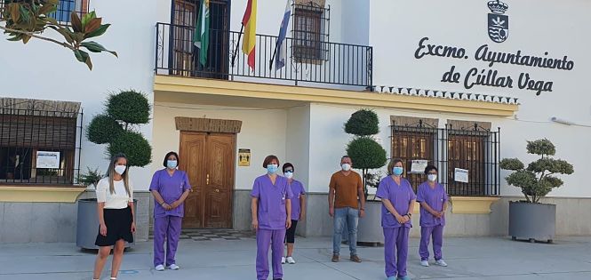 Las beneficiarias del programa `T-Ayudo` junto al alcalde de Cúllar Vega y la concejala (AYTO. CÚLLAR VEGA)