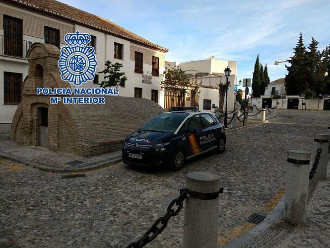 Vehículo de la Policia Nacional en el Albaicín (POLICIA NACIONAL)