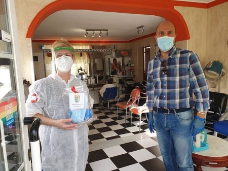 El alcalde de Otura entrega material de protección sanitaria a una comerciante del municipio (AYTO. OTURA)