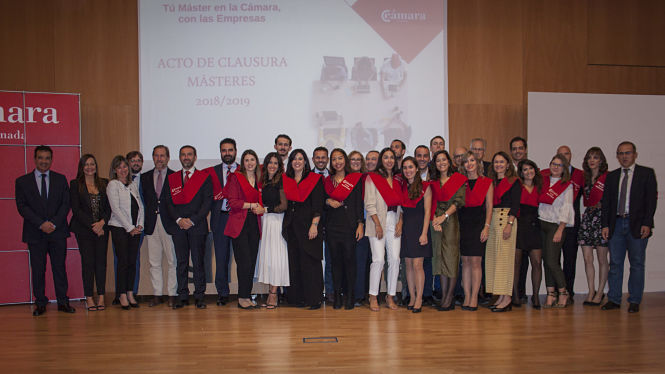 Foto de familia tras la clausrua del curso (CÁMARA GRANADA)