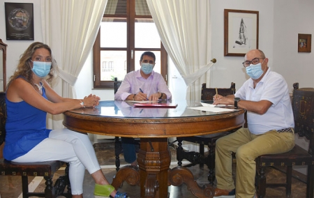 Imagen de la firma del convenio (AYTO. BAZA) Imagen de la firma del convenio (AYTO. BAZA)