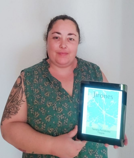 Tamara Fernández, con la portada de su libro (AYTO. OTURA)
