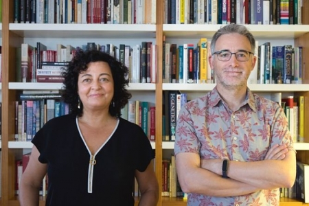 Los catedráticos de la UGR Isabel Reche, del departamento de Ecología, y Francisco Perfectti, del departamento de Genética, autores de este trabajo (UGR) 