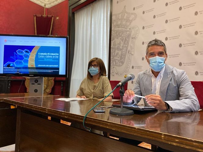 El concejal de Empleo y Emprendimiento, Turismo y Comercio, Manuel Olivares ha presentado la formación On Line (AYUNTAMIENTO)