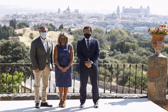 Los alcaldes de Granada, Sevilla y Toledo tras sellar el acuerdo (AYUNTAMIENTO GRANADA)