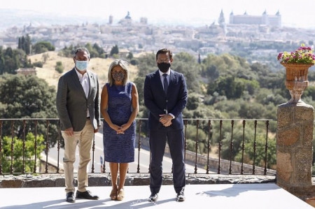 Los alcaldes de Granada, Sevilla y Toledo tras sellar el acuerdo (AYUNTAMIENTO GRANADA)