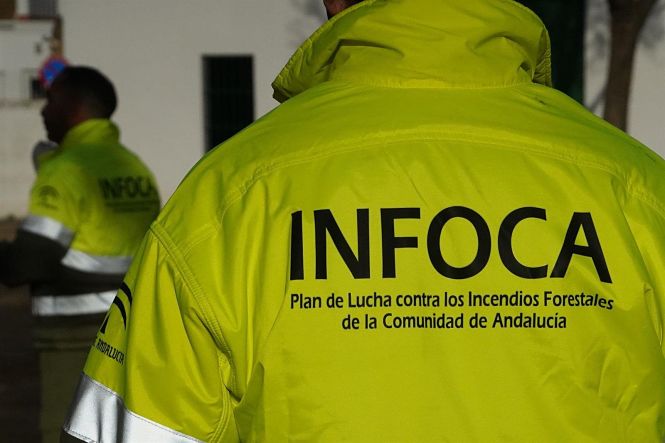 Un agente del Infoca (AYUNTAMIENTO DE MOGUER)